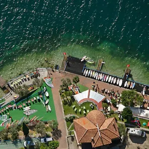 Surf Pier - Montagnoli Group 3*, Limone sul Garda Italien